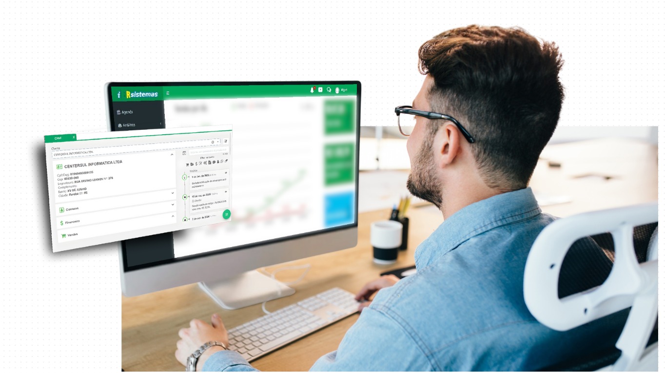 Pessoa usando o sistema de gestão iBRsistemas ERP no computador